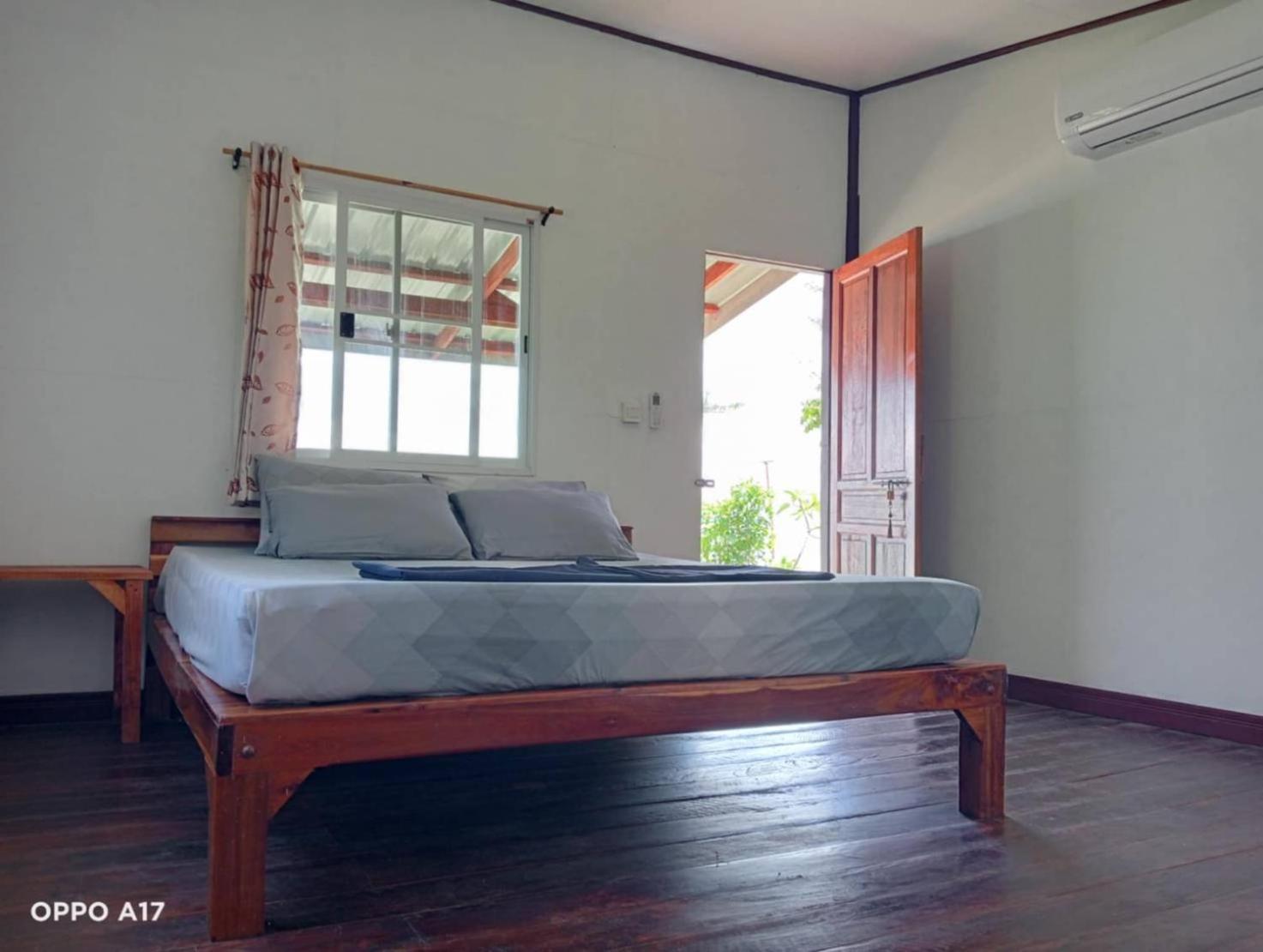 Koh Ngai Seafood Hotel Ngoại thất bức ảnh